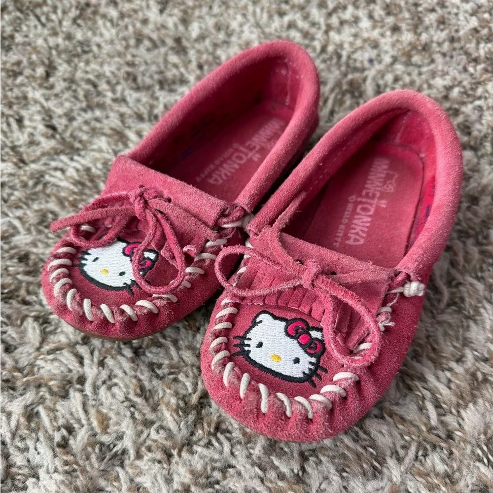 Minnetonka Hello Kitty pink suede embroidered kitty moccasins Toddler size 8